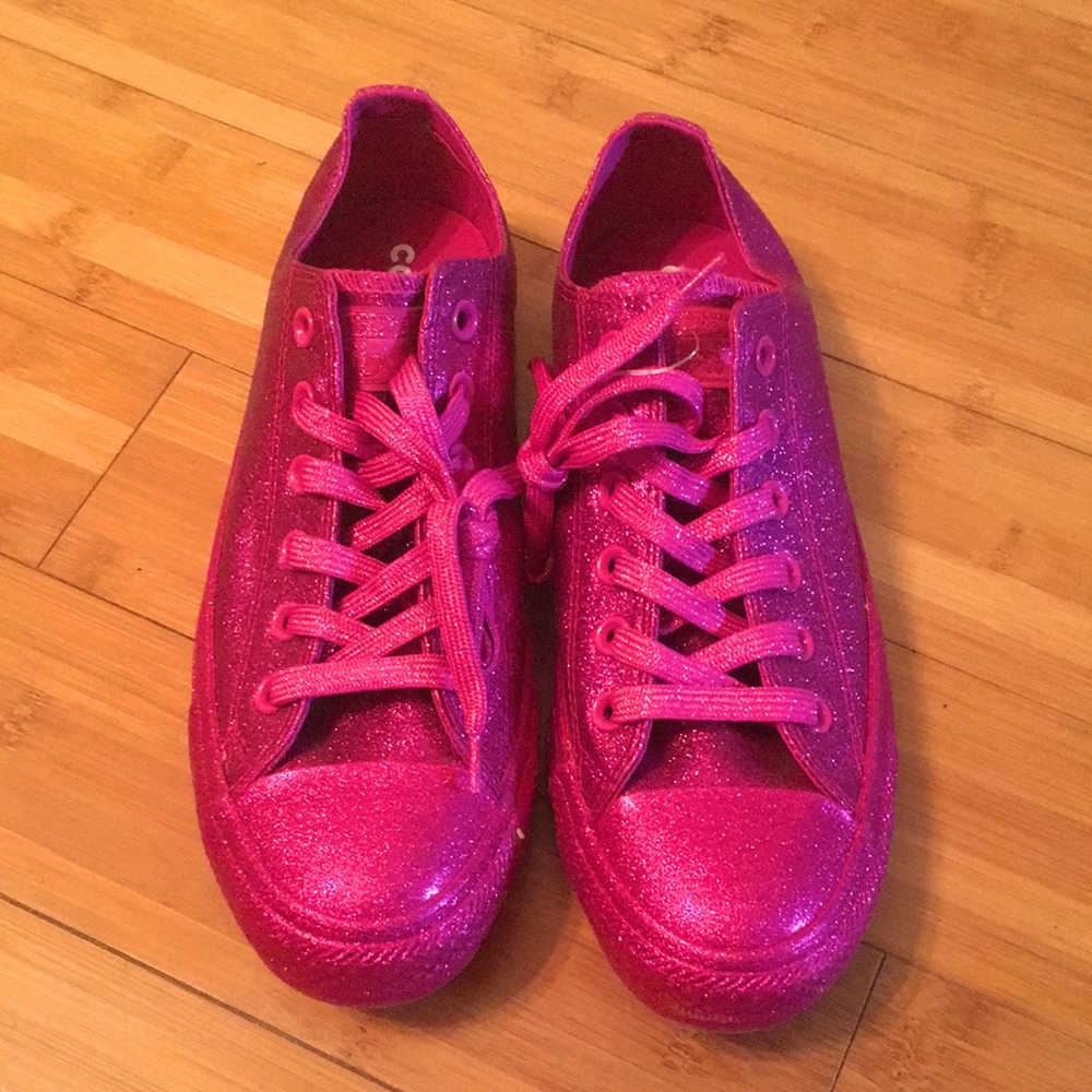 Fuchsia sparkle converse shoes. Mens 7, Womens 9. Took tags off but never worn.